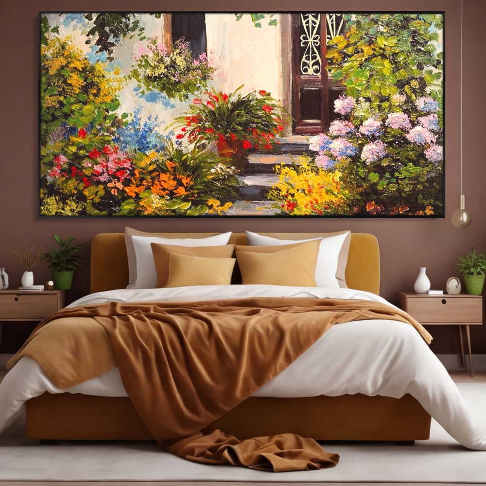 Tablou canvas cu tablou canvas cu alee florala si casa, in rama de aluminiu negru, pe perete intr-un dormitor